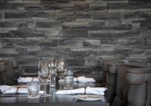 Um restaurante ou outro lugar para comer em Boulevard Hotel