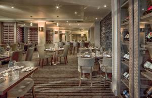 Um restaurante ou outro lugar para comer em Boulevard Hotel