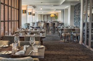 Um restaurante ou outro lugar para comer em Boulevard Hotel