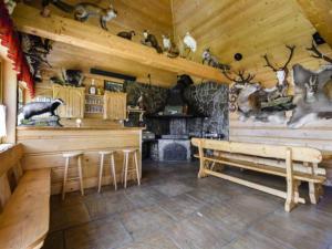 a room with a bench and a fireplace in a cabin at Willa Złota Rosa in Zakopane