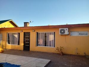 Cette maison jaune dispose d'une fenêtre et de la climatisation. dans l'établissement Monoambiente a 400 mts de Termas, à Federación