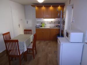 Kuchyňa alebo kuchynka v ubytovaní START Apartmanok