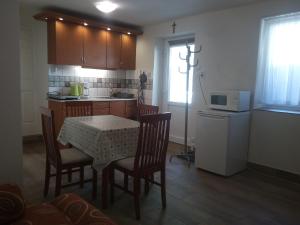 Kuchyňa alebo kuchynka v ubytovaní START Apartmanok