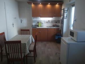 Kuchyňa alebo kuchynka v ubytovaní START Apartmanok