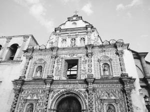 une photo en noir et blanc d'une église dans l'établissement Hotel Ideal, Your House in Quetzaltenango, à Quetzaltenango