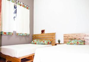 卡皮托利烏的住宿－Casa de Temporada em Capitólio (Charme e Aconchego)，一间卧室设有两张床和窗户。