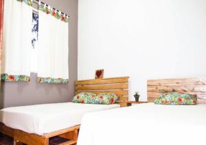 a bedroom with two beds and a window at Casa com Jacuzzi em Capitólio Charme e Aconchego in Capitólio