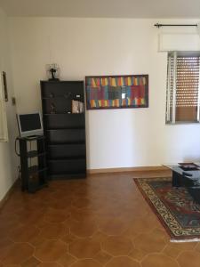 - un salon avec une armoire noire et une table dans l'établissement Villa Augustea, à Alcamo