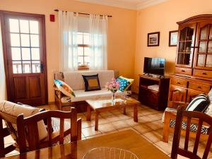 Μια τηλεόραση ή/και κέντρο ψυχαγωγίας στο Apartamentos Isla Encantada