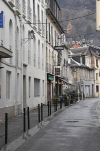 une rue vide dans une ville avec des bâtiments dans l'établissement T3 3 étoiles hyper centre Luchon, à Luchon