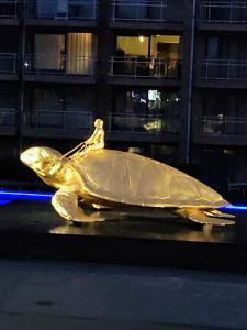a statue of a turtle in front of a building at Studio Havenzicht in Nieuwpoort
