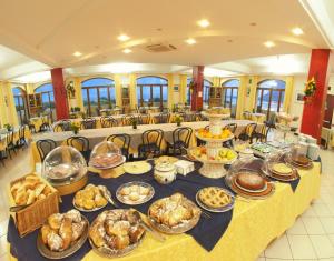 una mesa larga llena de comida en Hotel Panoramic, en San Vito lo Capo