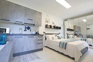 eine Küche und ein Schlafzimmer mit einem Bett und einem Waschbecken in der Unterkunft Apartment A lago, private beach and parking in Oliveto Lario