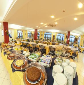 Un restaurante o sitio para comer en Hotel Panoramic