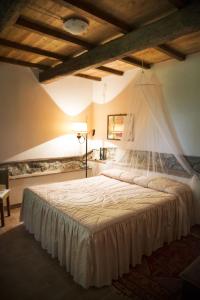 Een bed of bedden in een kamer bij Agriturismo Attulaio