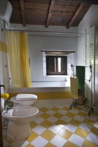 een badkamer met 2 toiletten en een gele en witte vloer bij Agriturismo Attulaio in Vicchio