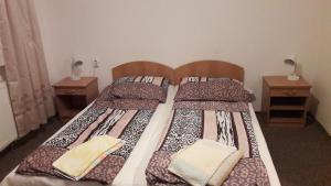 Posteľ alebo postele v izbe v ubytovaní PENZION EUROPA Diakovce