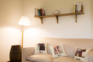 een woonkamer met een witte bank en een lamp bij Il Melarancio Country House in Scandicci