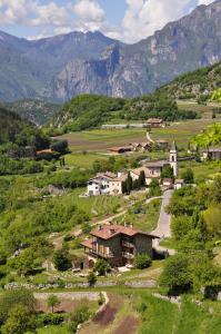 モーリにあるCa' Dei Fazzilistiの山を背景にした丘の上の村
