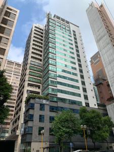 um edifício alto no meio de uma cidade em MK STAY - formerly HOTEL MK em Hong Kong