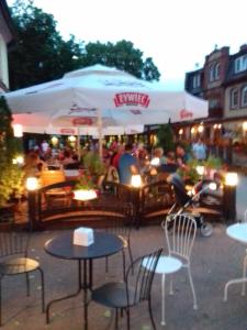 grupa ludzi siedzących w restauracji ze stołami i krzesłami w obiekcie Biały na poddaszu w Polanicy Zdroju