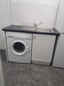 uma cozinha com um lavatório e uma máquina de lavar roupa em Hinton House em Liverpool