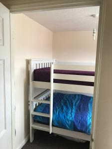 Двухъярусная кровать или двухъярусные кровати в номере HOUSE shared, New Build 29 Nottingham 3bedrooms