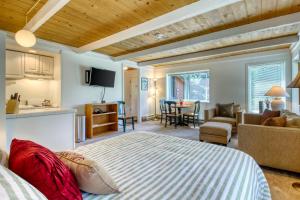 a bedroom with a bed and a living room at Atelier 1015 in Sun Valley