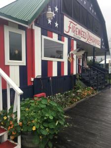 un restaurante con una bandera americana pintada en el edificio en FireWeed RoadHouse en Nenana