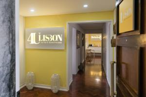 um corredor com uma parede amarela com um sinal. em 4U Lisbon Suites & Guesthouse VII Airport em Lisboa