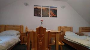 Postel nebo postele na pokoji v ubytování POKOJE GOŚCINNE BETKA