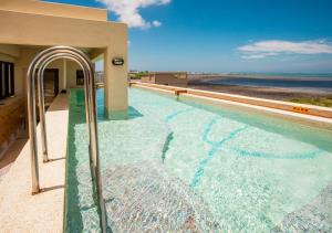 una piscina con vistas al océano en Oasis Hotel, en Magong