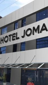ein Hotel-Jumeirah-Schild an der Seite eines Gebäudes in der Unterkunft Hotel Joma in Paracambi