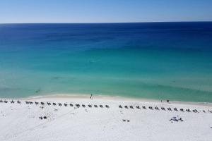 德斯坦的住宿－Pelican Beach Resort Rentals，海滩上带一组椅子的海滩