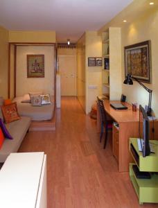 Μια τηλεόραση ή/και κέντρο ψυχαγωγίας στο Cozy Apartment at Jardin Manaure