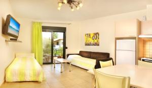 TV a/nebo společenská místnost v ubytování Avra Apartments + 5 fotografií