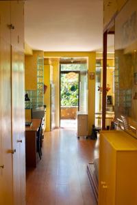 a kitchen with yellow walls and a dining room at Cozy Apartment at Jardin Manaure in Madrid