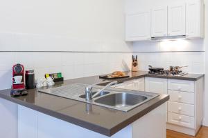 Kimberley Gardens Hotel, Serviced Apartments and Serviced Villas的厨房或小厨房