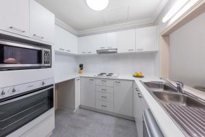 Kimberley Gardens Hotel, Serviced Apartments and Serviced Villas的厨房或小厨房
