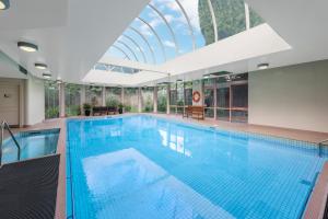 una gran piscina con techo de cristal en Kimberley Gardens Hotel, Serviced Apartments and Serviced Villas en Melbourne