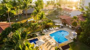 una vista aérea de un complejo con piscina y palmeras en Hotel & Villas Tangerí, en Jacó