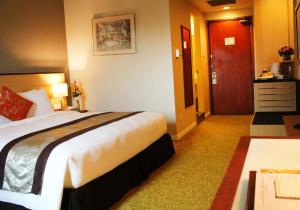 Uma cama ou camas num quarto em Summit Parkview Yangon