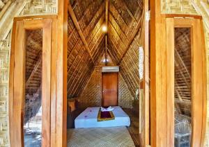 Habitación con cama en medio de un edificio en Gili Kampoeng en Gili Trawangan