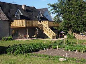 una casa con un jardín delante de ella en Mellby Ör Inn, en Mellby