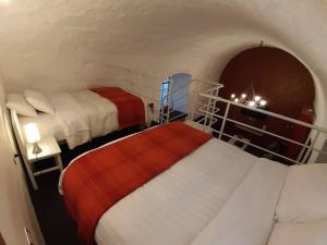 アレキパにあるLa Casa de Ana - Peruのホテルルーム ベッド2台&トンネル付