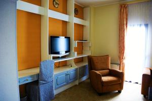 A television and/or entertainment centre at Hotel Ak-Keme