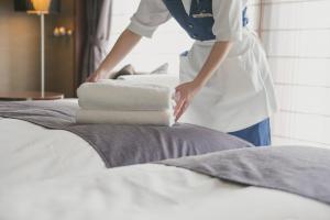 Hotel Granvia Osaka-JR Hotel Group客房内的一张或多张床位