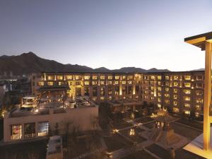 uma vista para um hotel com montanhas ao fundo em Shangri-La Lhasa em Lassa