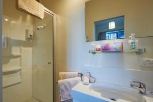 A bathroom at Brook House B&B & Cottages