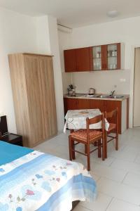 Kuchyň nebo kuchyňský kout v ubytování Apartmani Lana Rab